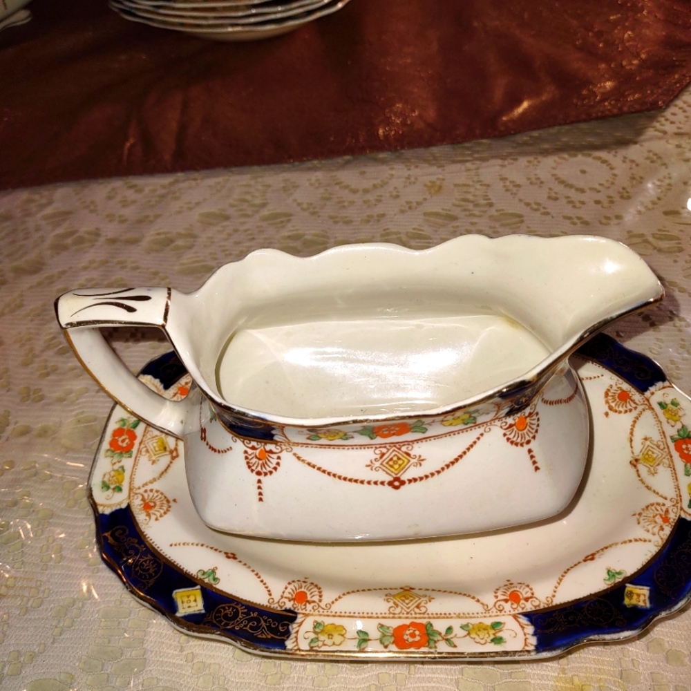 Vintage (1930's)Myott Son & Co gravy boat with a matching underplate